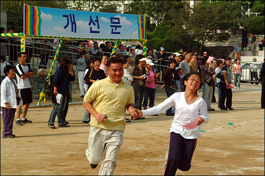 "아빠! 더 빨리 뛰세요!" 